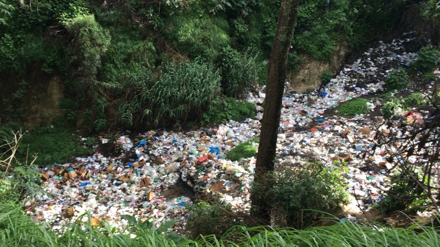 グアテマラはゴミのポイ捨てが多い
