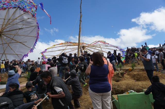 グアテマラの死者の日は朝からサンティアゴサカテペケスで超巨大凧を見る