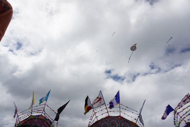 グアテマラの死者の日に舞い上がる巨大凧は午後のスンパンゴで
