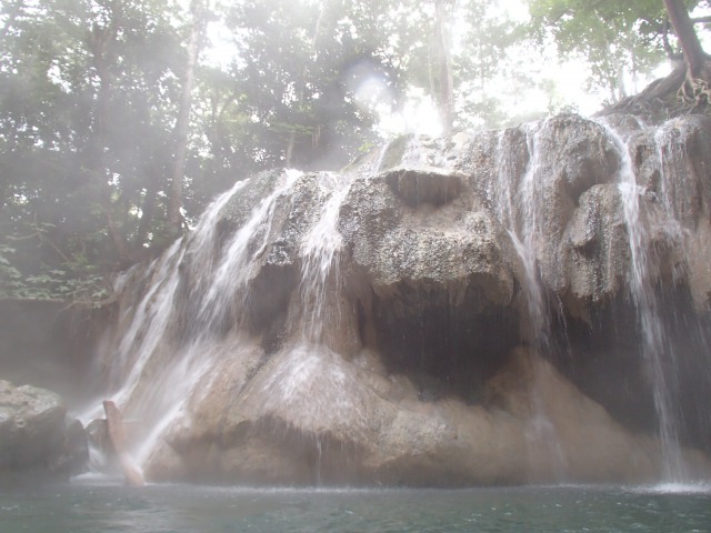 リオドゥルセの見所② 温泉の降る滝 フィンカエルパライソ