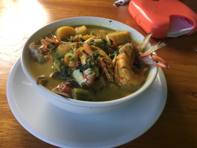 グアテマラ東部　旅行中の食事は海鮮！特にタパード（海鮮スープ）