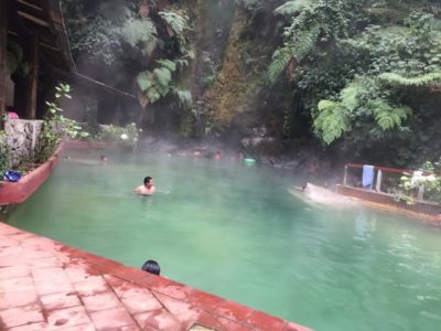 ケツァルテナンゴ県山奥の露天風呂　スニルの温泉はグアテマラ最高峰