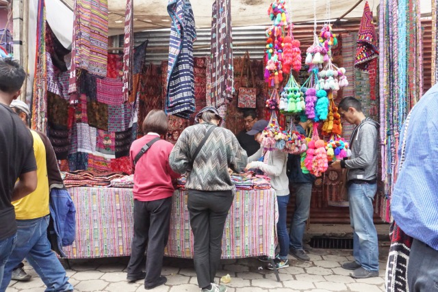 旅行者が足を止めて夢中になるチチカステナンゴのメルカド（市場）の魅力