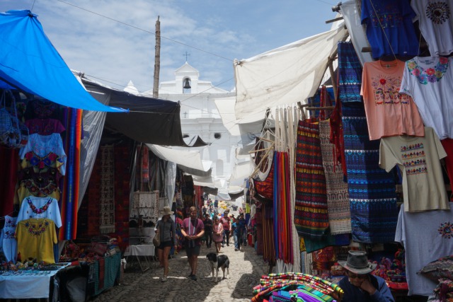 旅行者が足を止めて夢中になるチチカステナンゴのメルカド（市場）の魅力