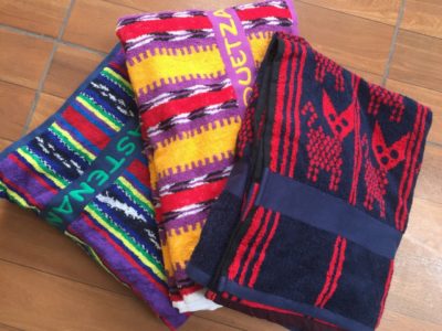 旅行者の目を引く、グアテマラ伝統衣装のデザインのカンテルタオル