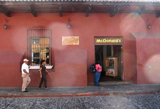 世界一オシャレ！？アンティグアのマクドナルドでアグア山を眺めながらハンバーガー
