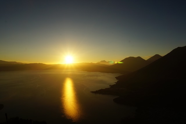 グアテマラの山から見下ろすアティトラン湖の朝日