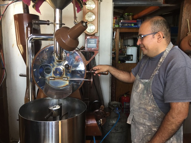 カフェラスマリアスのコーヒー豆殻剥き機械