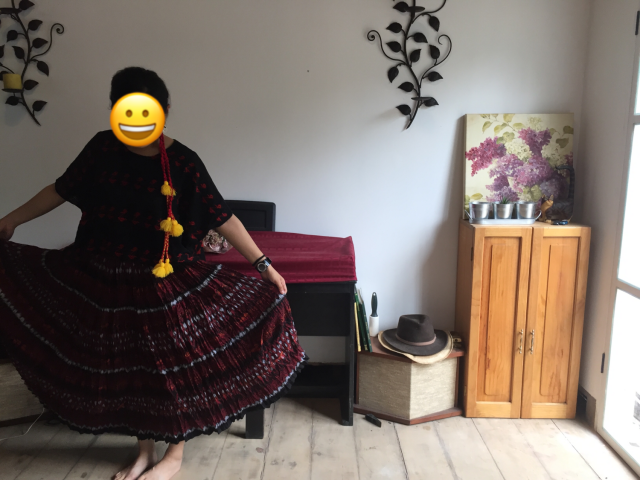 お土産のウイピル（民族衣装）を着る女性
