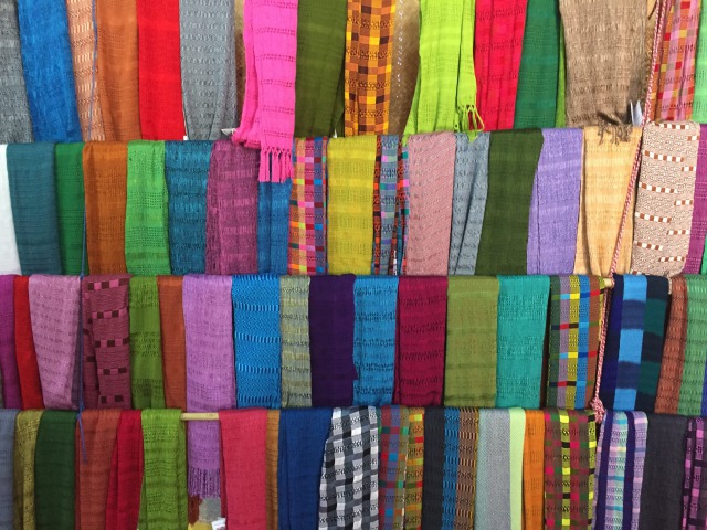 グアテマラおすすめお土産のサンフアンララグナのスカーフ２