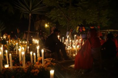 メキシコ・オアハカ死者の日の夜に見たリメンバーミーの景色