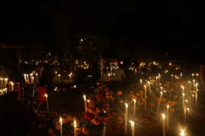 メキシコ・オアハカ死者の日の夜に見たリメンバーミーの景色
